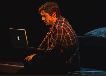 Diego Luna invita al teatro a damnificados por el sismo