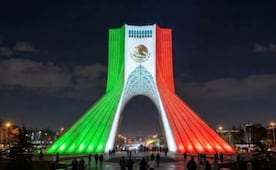 ¡¿Qué hace México en Irán?! Torre Azadi se pinta de verde, blanco y rojo