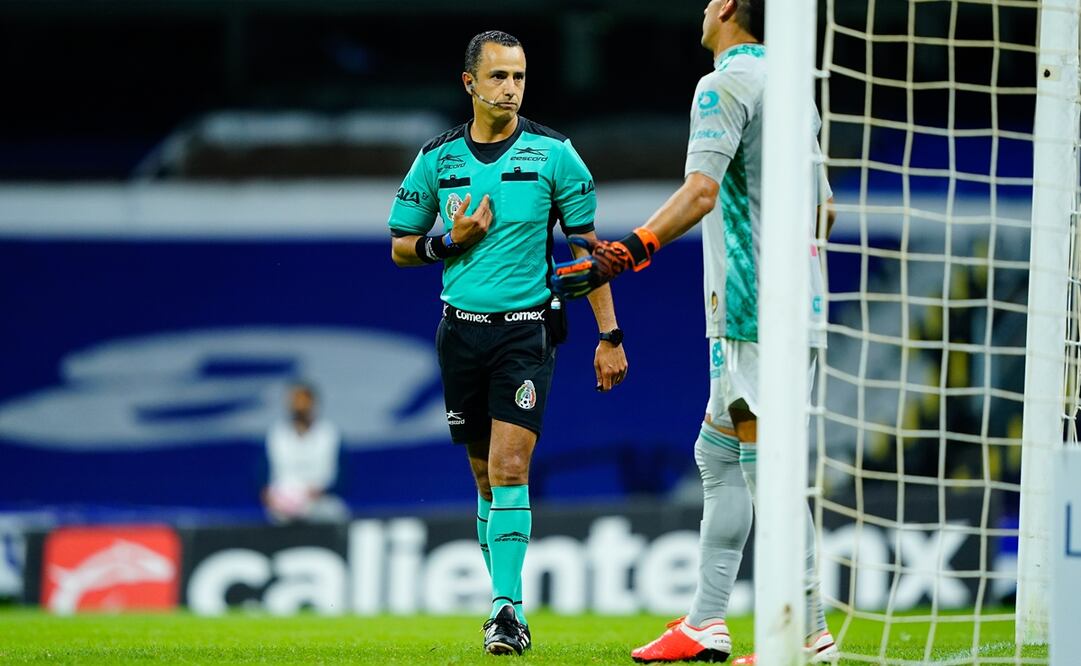 A los árbitros mexicanos les falta personalidad