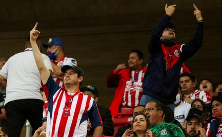 Violencia en el Chivas vs Rayados; desalojaron a 10 aficionados