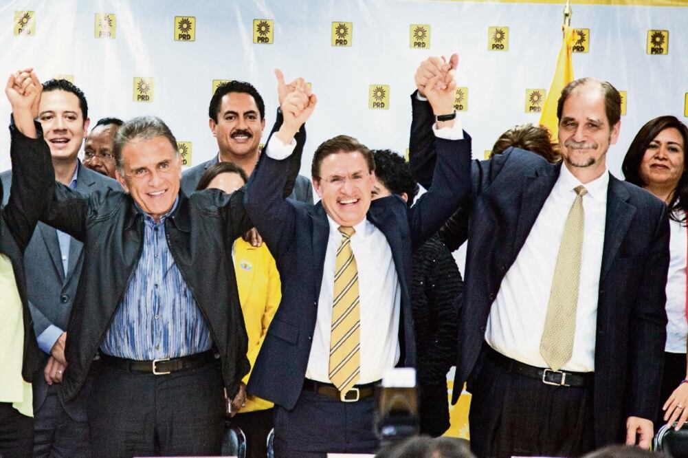 El dirigente del PRD, Agustín Basave (der.), encabezó una reunión que tuvo el CEN con los gobernadores electos de Veracruz (izq.) y Durango (centro) (GERMÁN ESPINOSA. EL UNIVERSAL)