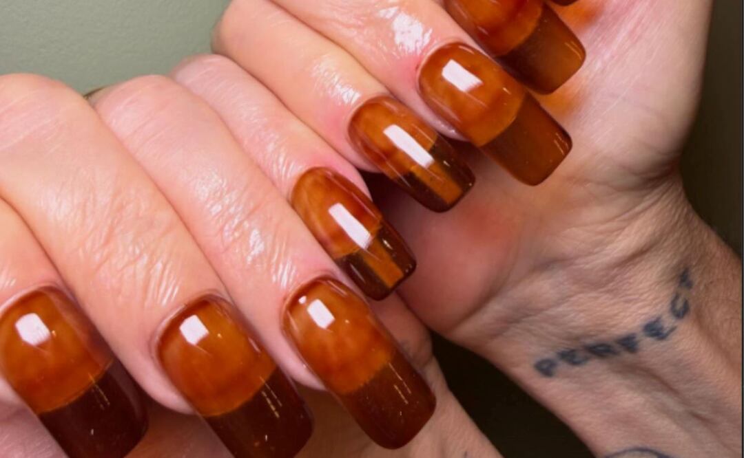 El diseñador Marc Jacobs pone en tendencia el efecto vidrio en las uñas con un tono ámbar. Foto: Instagram @themarcjacobs