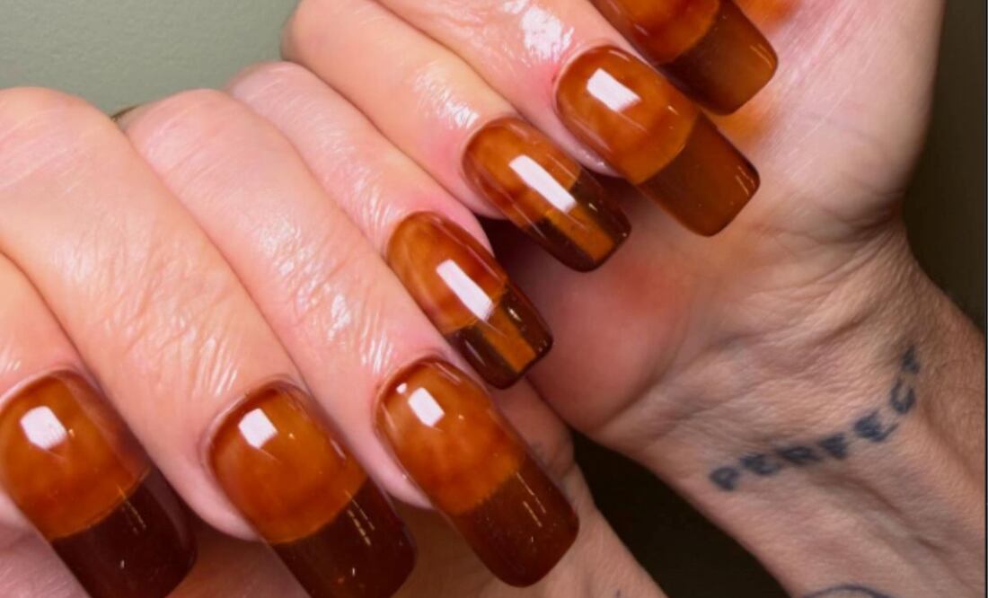 El diseñador Marc Jacobs pone en tendencia el efecto vidrio en las uñas con un tono ámbar. Foto: Instagram @themarcjacobs