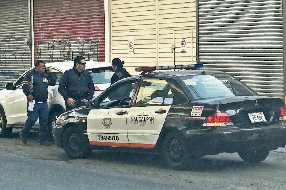 En el Estado de México, las únicas facultadas para infraccionar son agentes de tránsito mujeres, con uniforme negro y franja de color naranja en su camisola. (REBECA JIMÉNEZ. EL UNIVERSAL)