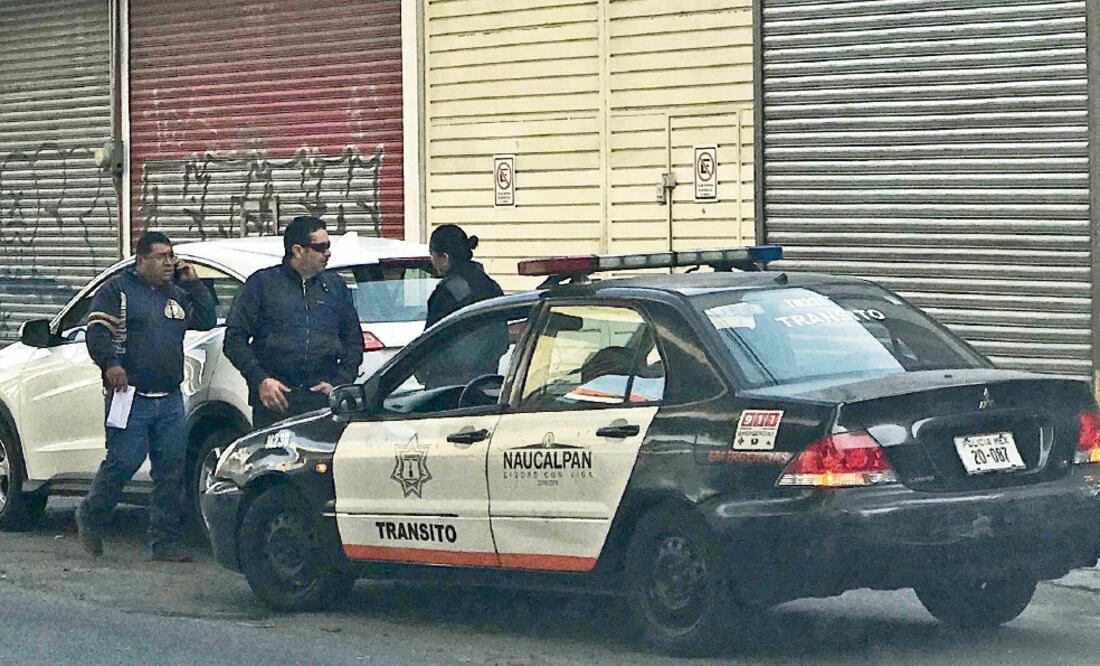 En el Estado de México, las únicas facultadas para infraccionar son agentes de tránsito mujeres, con uniforme negro y franja de color naranja en su camisola. (REBECA JIMÉNEZ. EL UNIVERSAL)