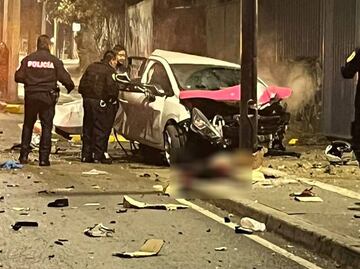 Choca taxi a exceso de velocidad contra poste en avenida del Imán en Coyoacán; hay un muerto