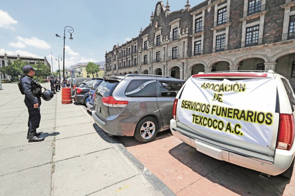 Dueños de funerarias y embalsamadores se manifestaron con “marcha fúnebre” frente al palacio de gobierno de Toluca. / JORGE ALVARADO. EL UNIVERSAL