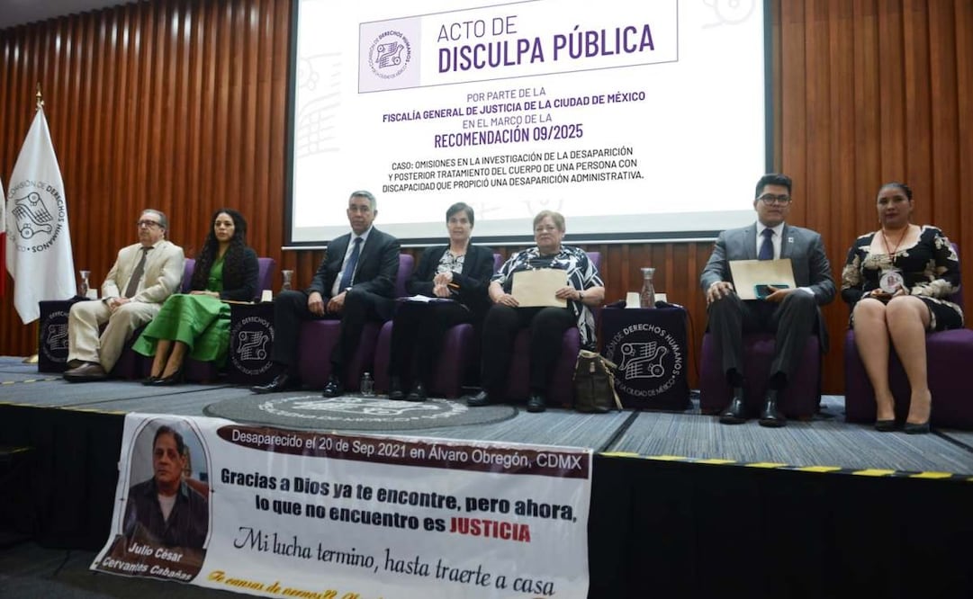Los padres de Julio César Cervantes Cabañas estuvieron presentes en la disculpa que la FGJ ofreció este miércoles 6 de mayo. Foto: Especial.