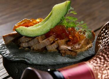 Tequila y cítricos en la mesa