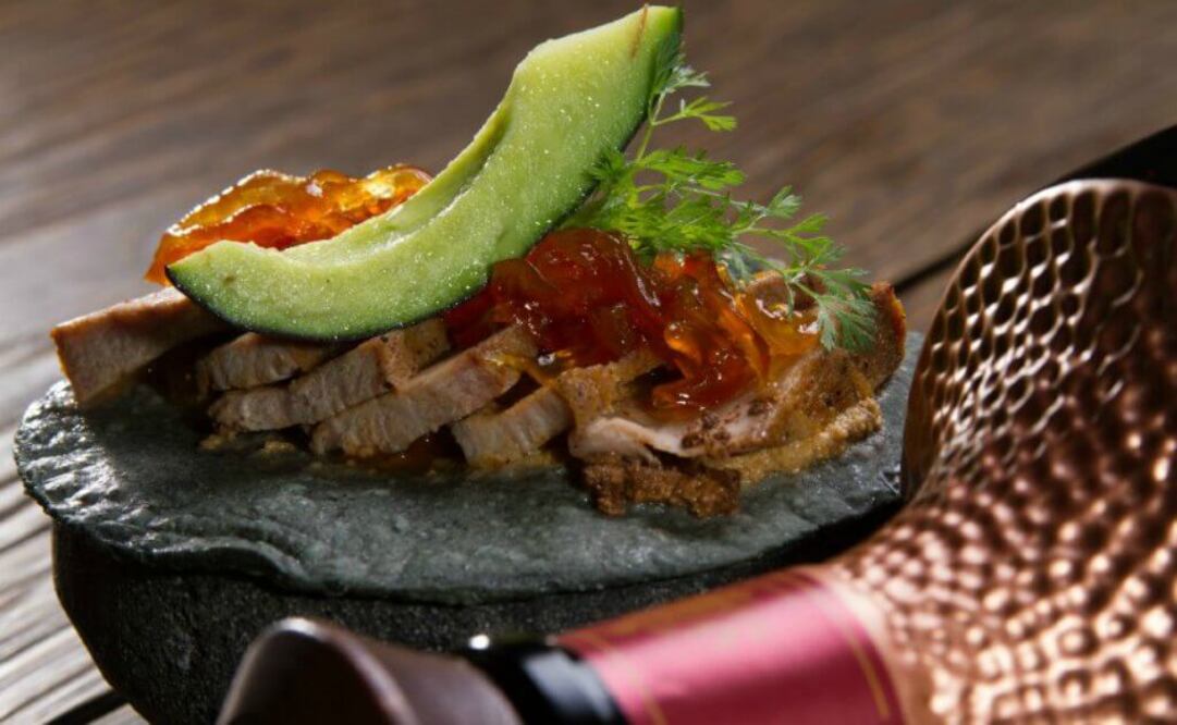 Tequila y cítricos en la mesa