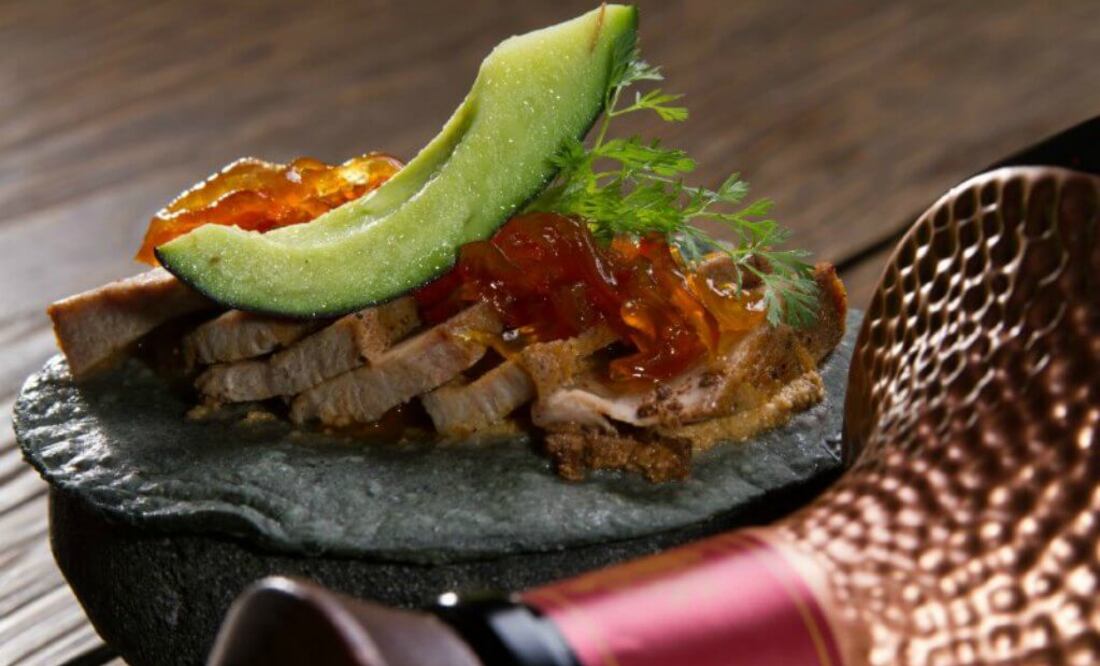 Tequila y cítricos en la mesa