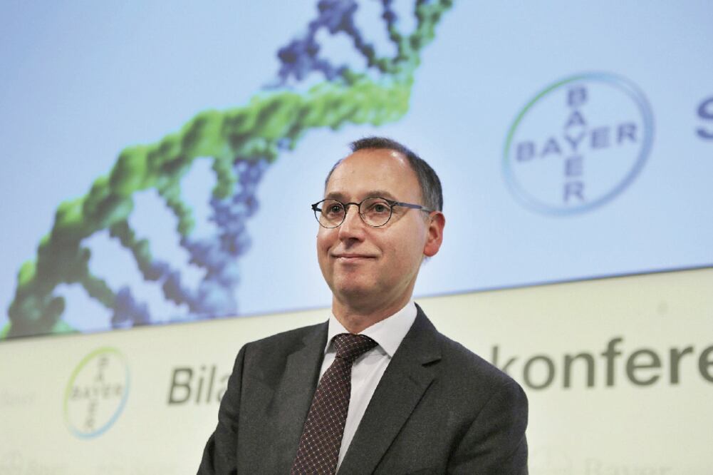 La semana pasada la farmacéutica Bayer AG hizo el relevo de su presidente del consejo de administración, en la persona de Werner Baumann (OLIVER BERG. EFE)
