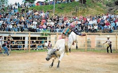 Jóvenes jinetean a la suerte en Guerrero