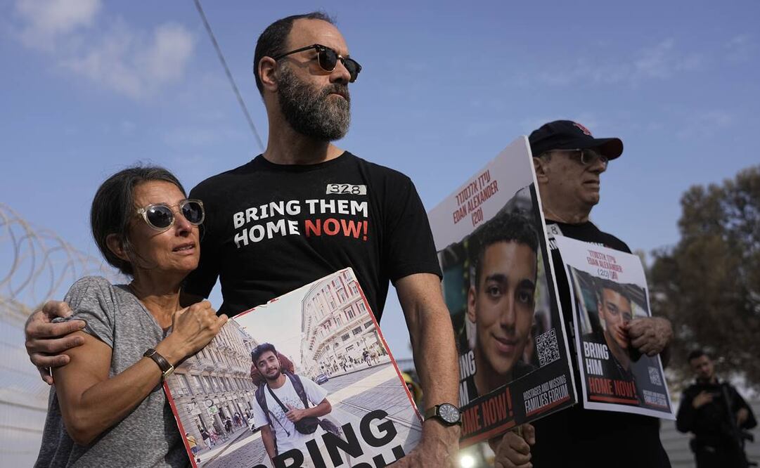 Rachel Goldberg, a la izquierda, y Jon Polin, al centro, padres del rehén israelí-estadounidense Hersh Goldberg-Polin, y otros familiares de rehenes cautivos por Hamás en la Franja de Gaza. Foto: AP