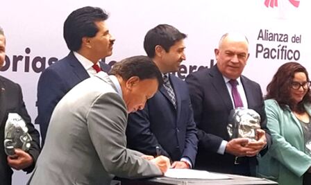 Vicepresidente del Senado de Perú califica de positivas críticas de AMLO a su Congreso