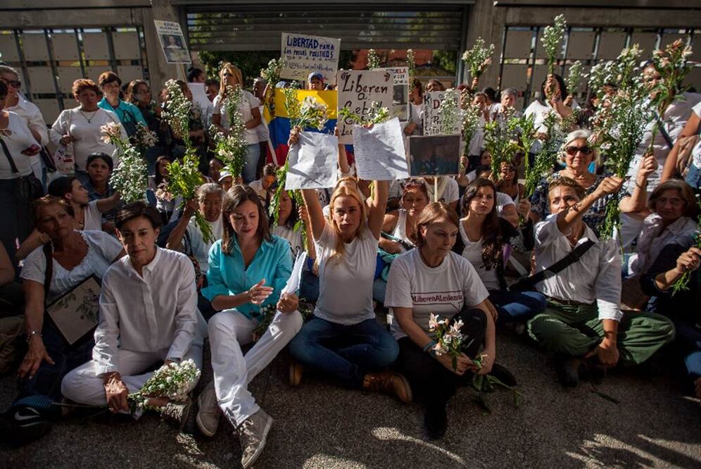 Lilian Tintori, Mitzy Capriles, esposa del alcalde de Caracas, Antonio Ledezma y la exdiputada María Corina Machado, Y un grupo de mujeres protestaron frente a la embajada brasileña en Caracas para entregar una carta a Dilma Rousseff  Foto: EFE