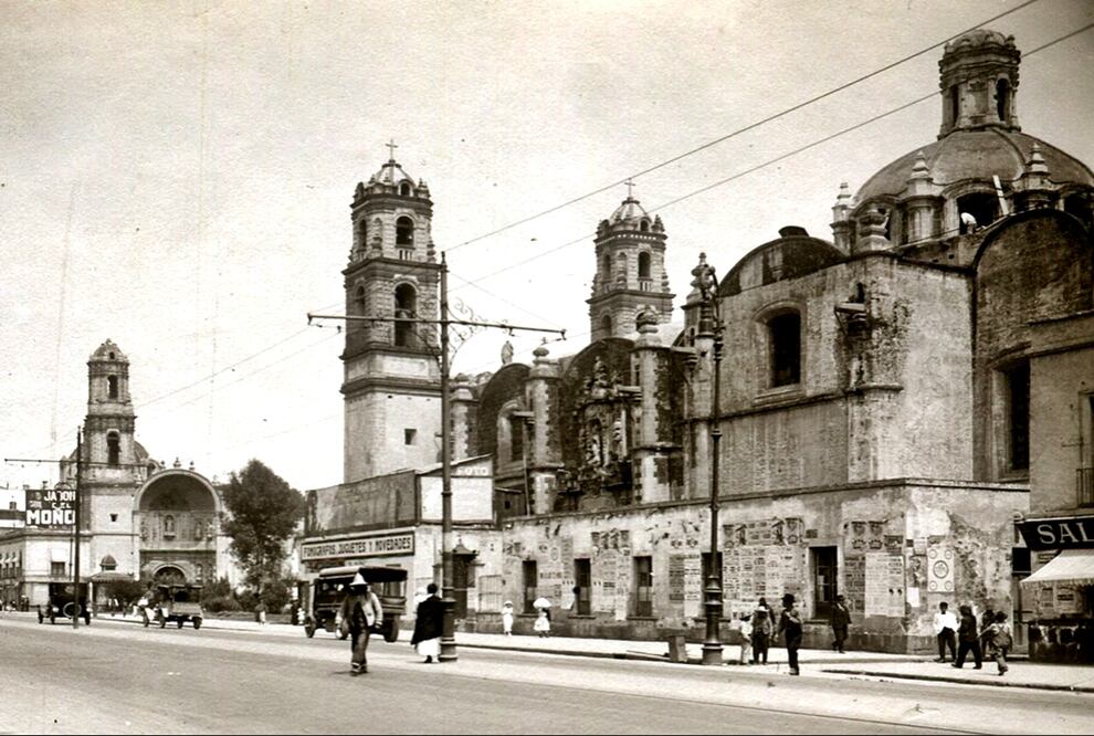La Avenida de los Hombres Ilustres, hoy llamada Hidalgo, hacia finales de los años veinte. Destacan los templos de la Santa Veracruz y San Juan de Dios con las antiguas construcciones que entonces tenían adosadas. Entre ambas se puede ver un espacio, que corresponde a la Plaza de la Santa Veracruz. 