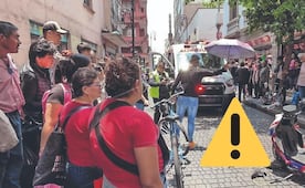 Chamaco en bici eléctrica atropella a abuelita y la deja gravemente lesionada, en el Centro de la CDMX