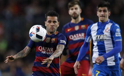 Alves llama "basura" a la prensa; Barcelona le recrimina