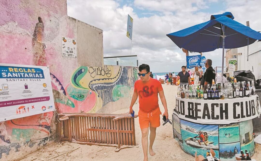 Aun con el llamado de las autoridades a evitar contagios, turistas desbordaron playas de Cancún, donde locatarios ofrecen bebidas alcohólicas de todo tipo. Foto: Adriana Varillas/ El Universal. 