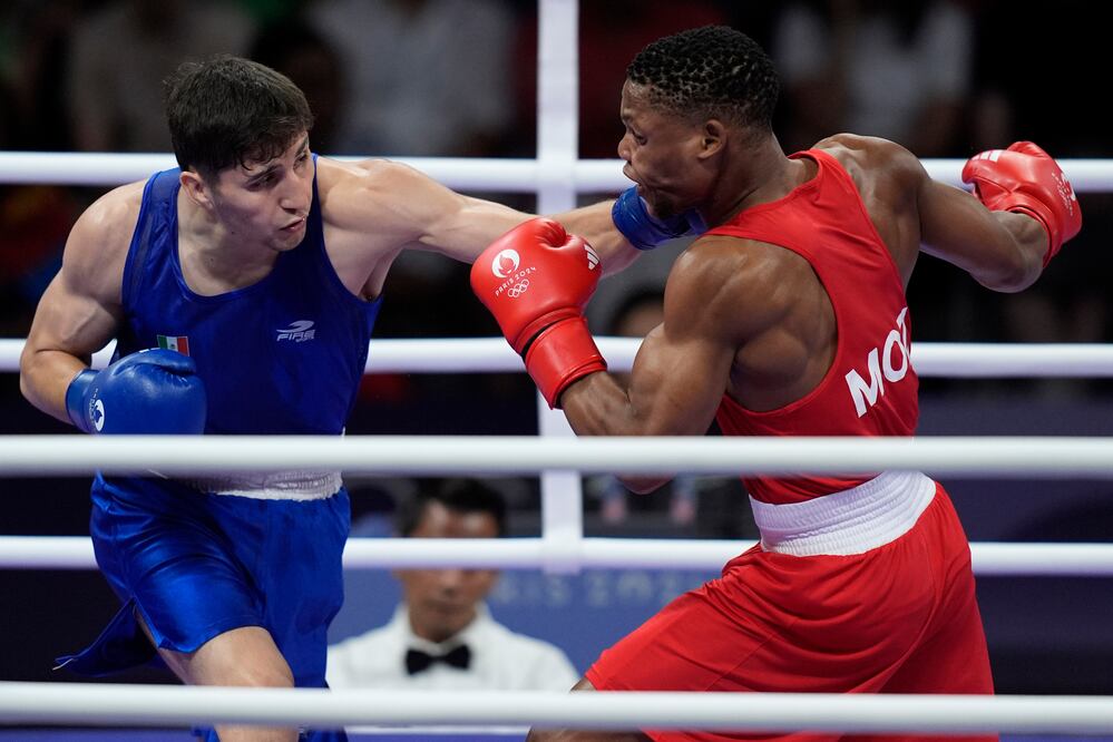 Marco Verde golpeando a Tiago Muxanga en los Juegos Olímpicos - Foto: AP