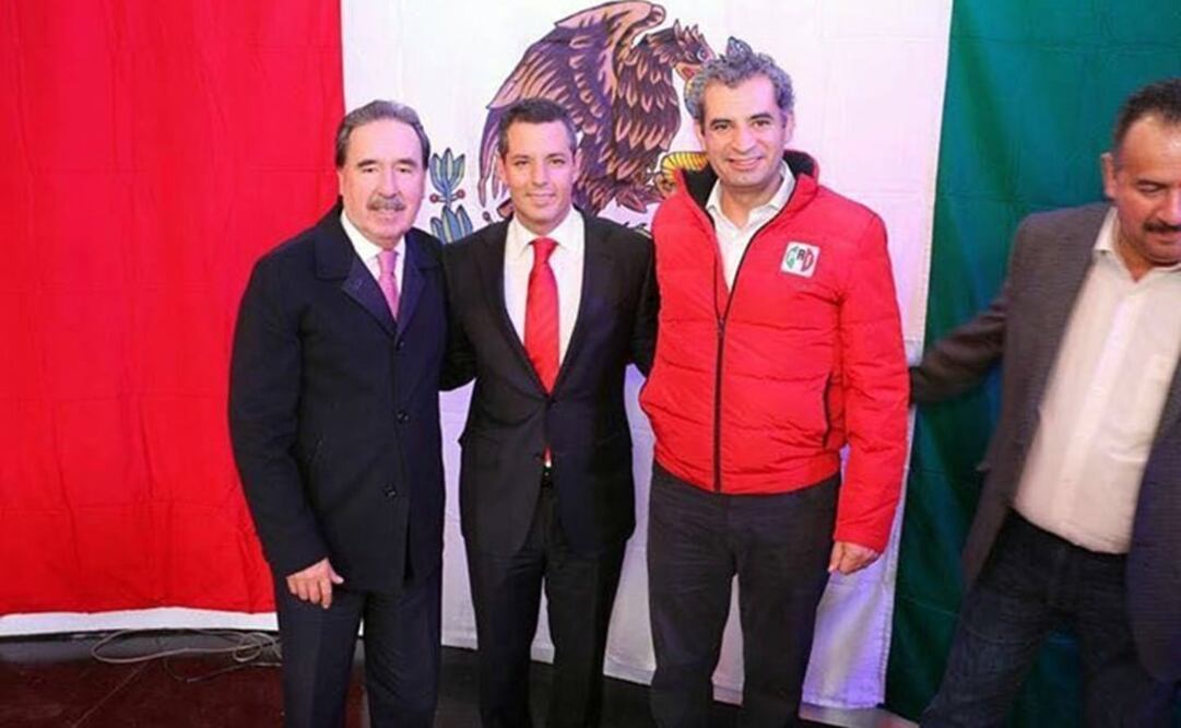 Ochoa Reza asistió a la toma de protesta de Alejandro Murat como gobernador de Oaxaca; los acompaña el senador Emilio Gamboa. /Especial