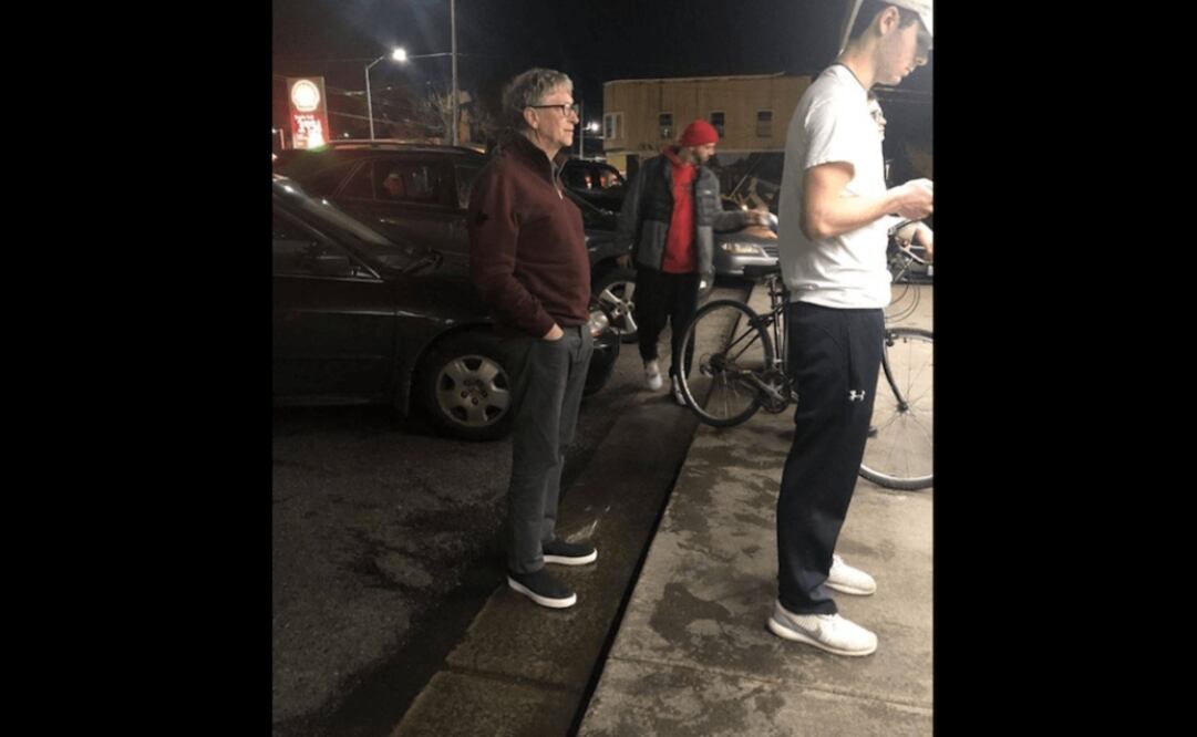 Captan al fundador de Microsoft, Bill Gates, en la fila de las hamburguesas