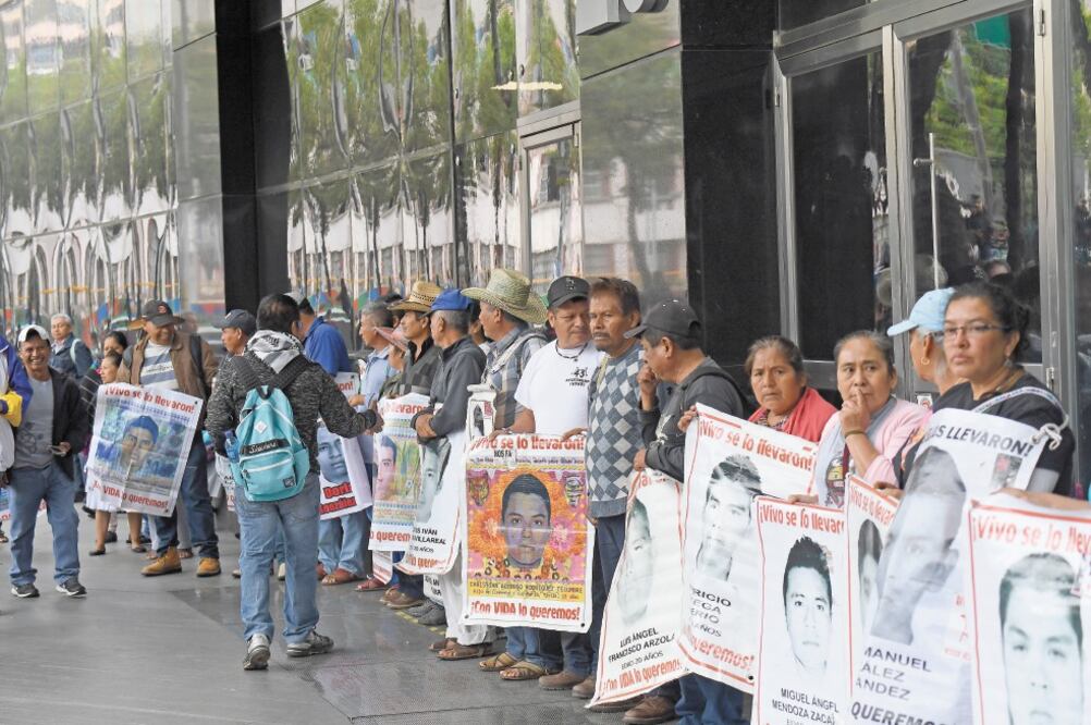Familiares y compañeros de los 43 estudiantes desaparecidos de la Normal Rural de Ayotzinapa se manifestaron frente a la Fiscalía General de la República. Foto: ARMANDO MARTÍNEZ. EL UNIVERSAL