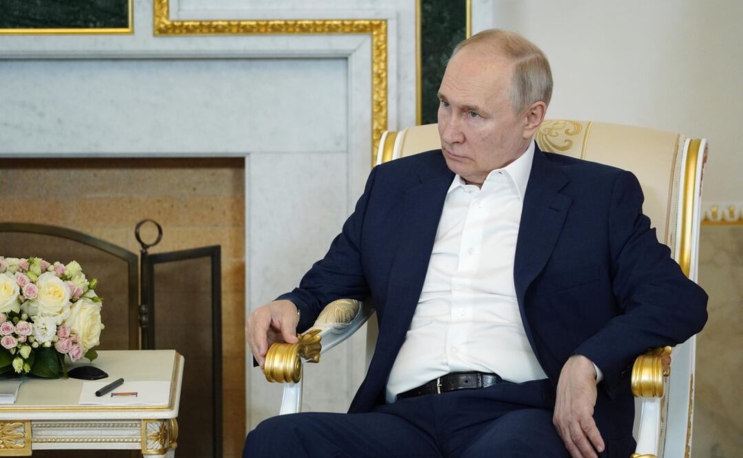 El presidente ruso Vladimir Putin observa durante su reunión con el presidente bielorruso en San Petersburgo, Rusia. Foto: EFE