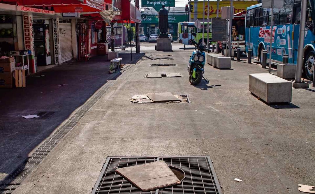 En el acceso a la estación Vasco de Quiroga, por la calle Pólvora, se observan los orificios tapados con rejillas en los que serían plantados árboles; también están pendientes las luminarias. Foto: Santiago Reyes / EL UNIVERSAL