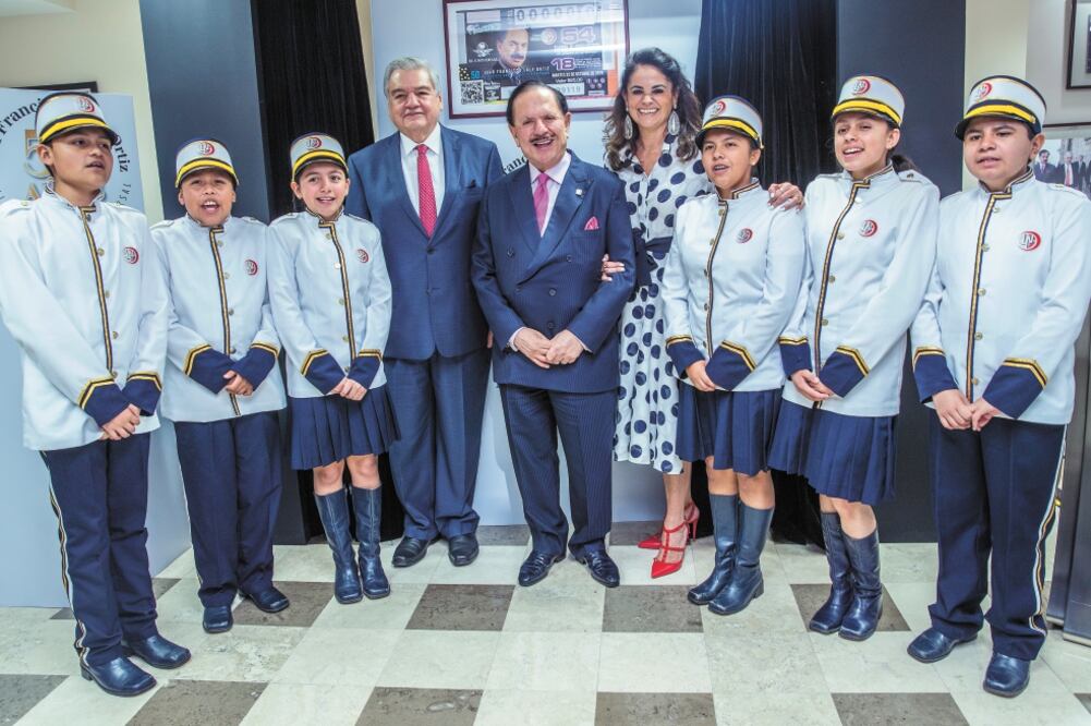 El Licenciado Juan Francisco Ealy Ortiz, Presidente Ejecutivo y del Consejo de Administración de EL UNIVERSAL (centro), acompañado de su esposa, Perla Díaz de Ealy develó la placa del billete conmemorativo. Foto: SERGIO TAPIA. EL UNIVERSAL