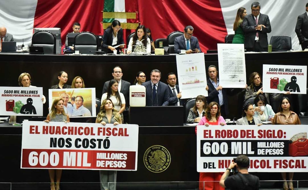 Federico Döring, diputado del PAN, junto a sus compañeros de bancada, mostraron un bidón de gasolina con la frase "Huachicol Fiscal" durante la sesión ordinaria de la Cámara de Diputados en la que se sometió a discusión la ley aduanera este martes 7 de octubre de 2025. Foto: Mario Jasso/ Cuartoscuro