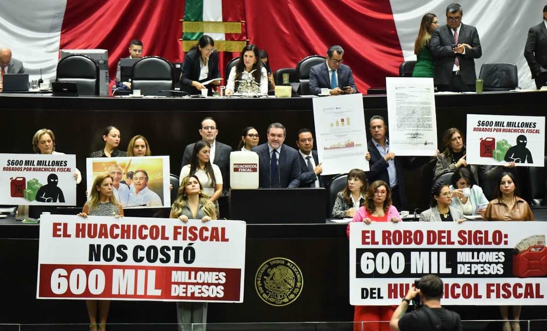 Federico Döring, diputado del PAN, junto a sus compañeros de bancada, mostraron un bidón de gasolina con la frase "Huachicol Fiscal" durante la sesión ordinaria de la Cámara de Diputados en la que se sometió a discusión la ley aduanera este martes 7 de octubre de 2025. Foto: Mario Jasso/ Cuartoscuro