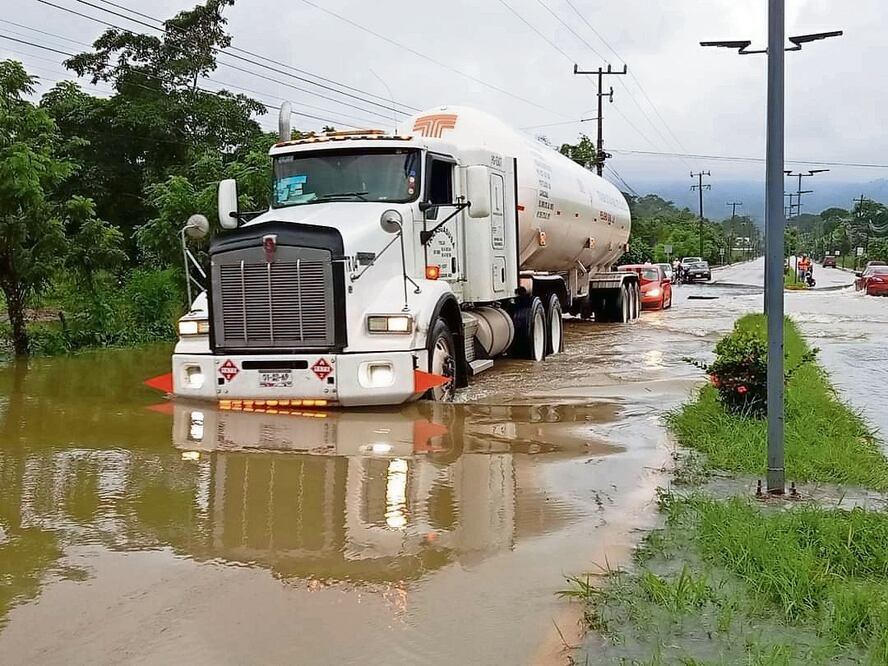 En Salto del Agua, Chiapas las lluvias generaron un socavón en el tramo carretero Berlín-Progreso. Foto: Especial