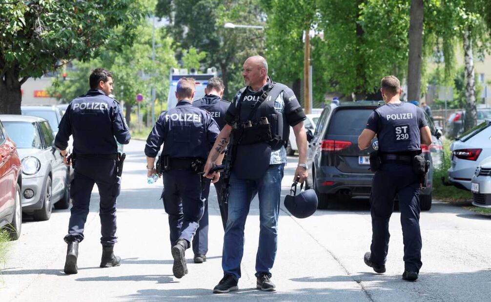 Agentes de policía acuden a la escena de un tiroteo en una escuela en Graz, Austria, el martes 10 de junio de 2025. Foto: AP