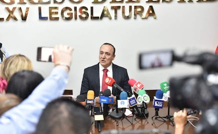 Colocan candados en edificio municipal de Ahome, Sinaloa; nuevo alcalde sustituto recurre a cerrajero para tomar protesta