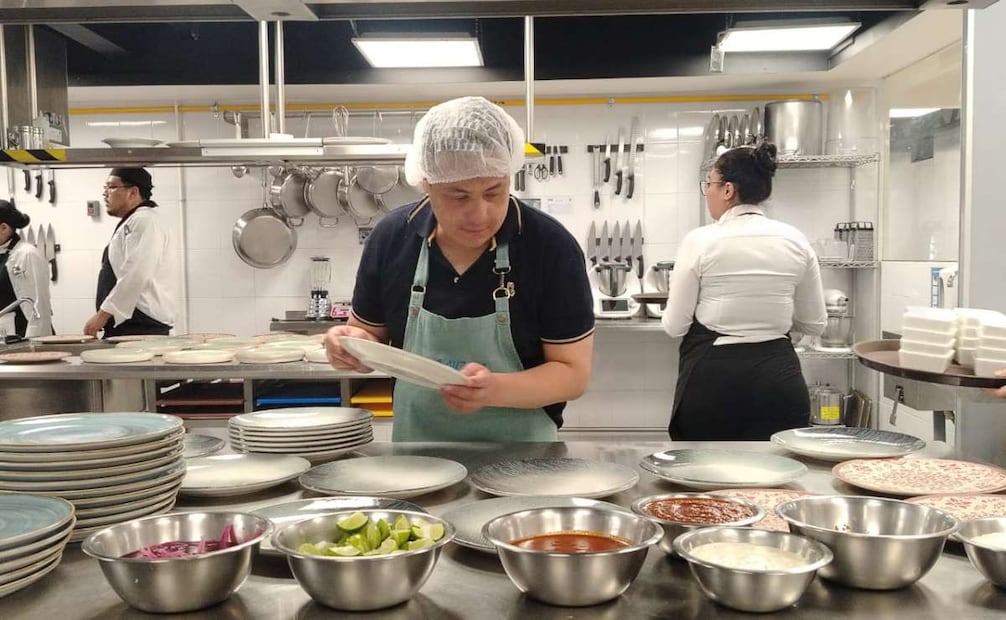 Como parte del proyecto "Tacos del mundo", de la embajada de Estados Unidos en México, en la UNITEC campus Cuitláhuac, Carlos, Jaime y Luis Alberto cocinaron camarones cajun, huazontle ranch y tacos de ribeye. Foto: Eduardo Dina / EL UNIVERSAL