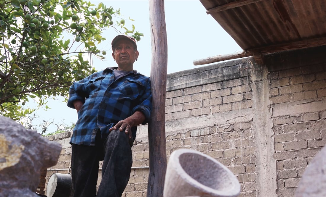 Los artesano explican que las piezas oaxaqueñas están talladas en piedra blanca, mientras que las poblanas se realizan en la negra. Por su menor costo, los productos de Puebla han ido desplazando a los elaborados en San Juan Teitipac.Foto: EDWIN HERNÁNDEZ