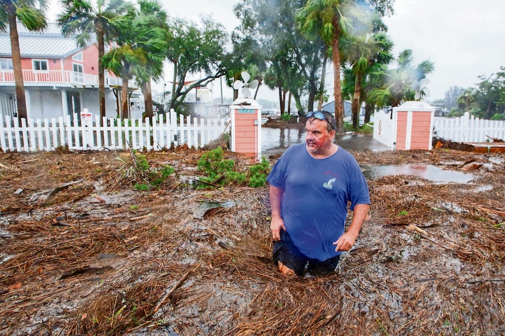 Un residente de Florida, frente a su casa donde el río Steinhatchee se desbordó. Foto: AP