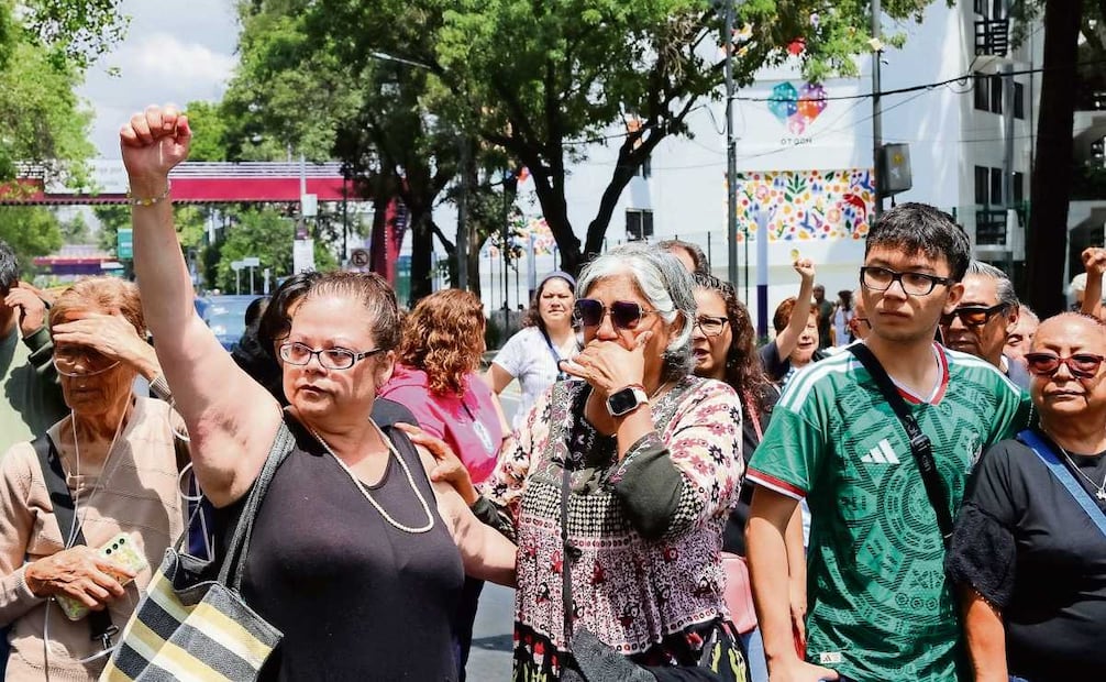 Al sonar la alerta sísmica en punto del mediodía, en el Multifamiliar de Tlalpan los vecinos realizaron un minuto de silencio con el puño en alto. Foto: OSMAR ALVARADO. EL UNIVERSAL