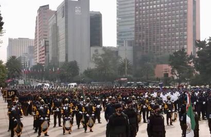 Policías y Bomberos de la CDMX desfilan por calles de la ciudad