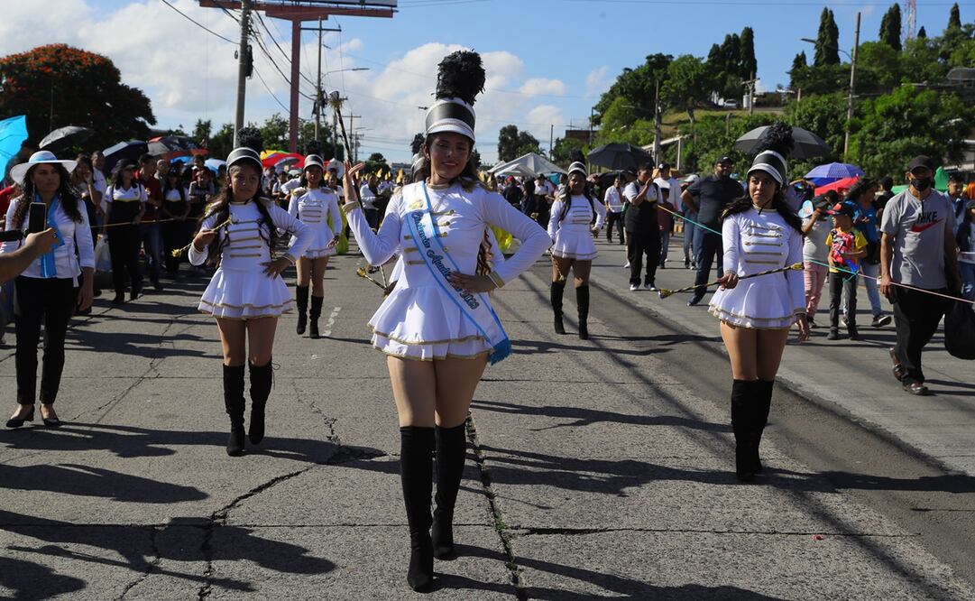 Estudiantes de secundaria participan en el desfile de conmemoración del Día de la Independencia hoy, en Tegucigalpa, Honduras. Foto: EFE