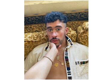 Bad Bunny se deja consentir por su novia en la cuarentena