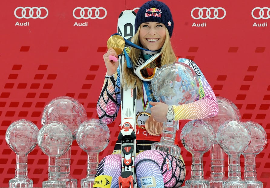 La estadounidense Lindsey Vonn posa con su medalla de oro y los trofeos de la Copa del Mundo que había ganado hasta entonces en Garmisch-Partenkirchen, Alemania - Foto: AP