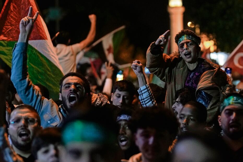 La gente corea consignas antiisraelíes con banderas palestinas durante una manifestación en Estambul. Foto: AP