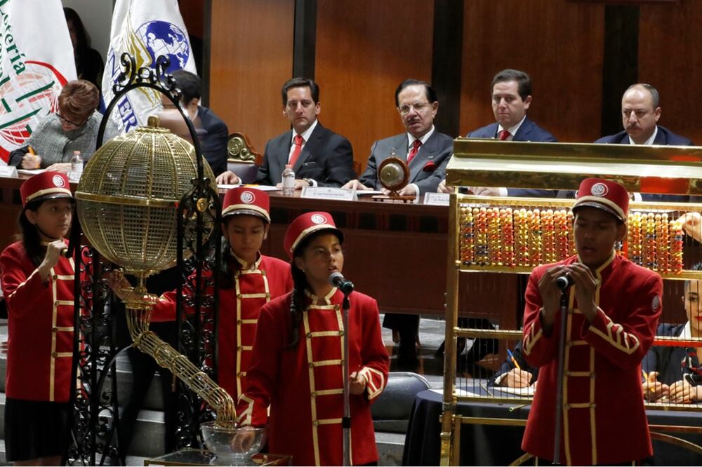 El Presidente Ejecutivo y del Consejo de Administración de EL UNIVERSAL, Licenciado Juan Francisco Ealy Ortiz, y el Director General de EL UNIVERSAL, Juan Francisco Ealy Lanz Duret, acudieron al Sorteo Superior número 2484 de la Lotería Nacional. Foto Luis Cortés/EL UNIVERSAL