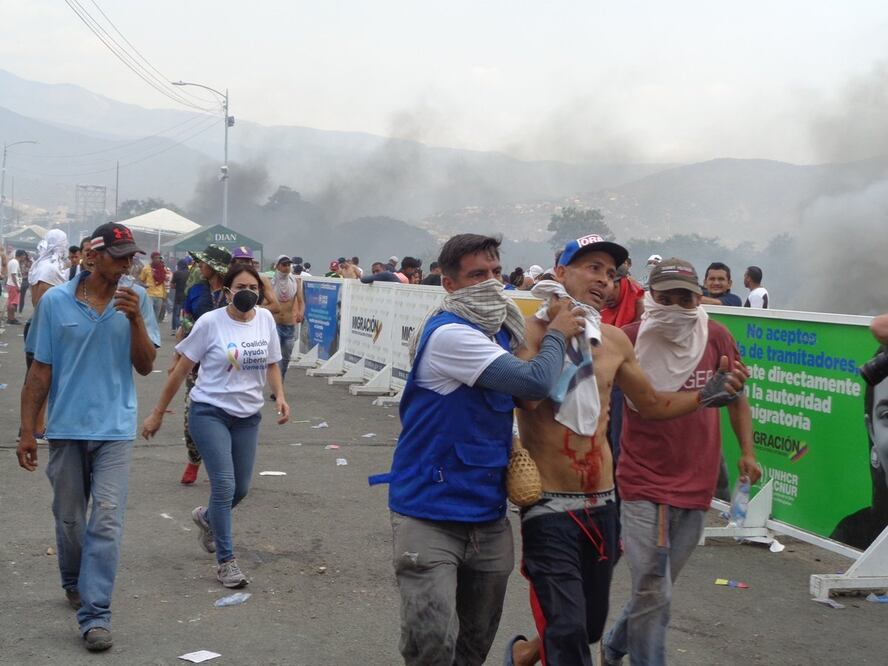Con saldo sangriento, la violencia se desató hace un año en el puente internacional Simón Bolívar, cuando fuerzas leales al gobierno venezolano impidieron el ingreso de ayuda humanitaria. Foto: José Meléndez