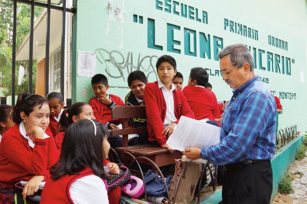 El maestro Octavio Estrada da clases afuera de la escuela Leona Vicario (ARCHIVO EL UNIVERSAL)