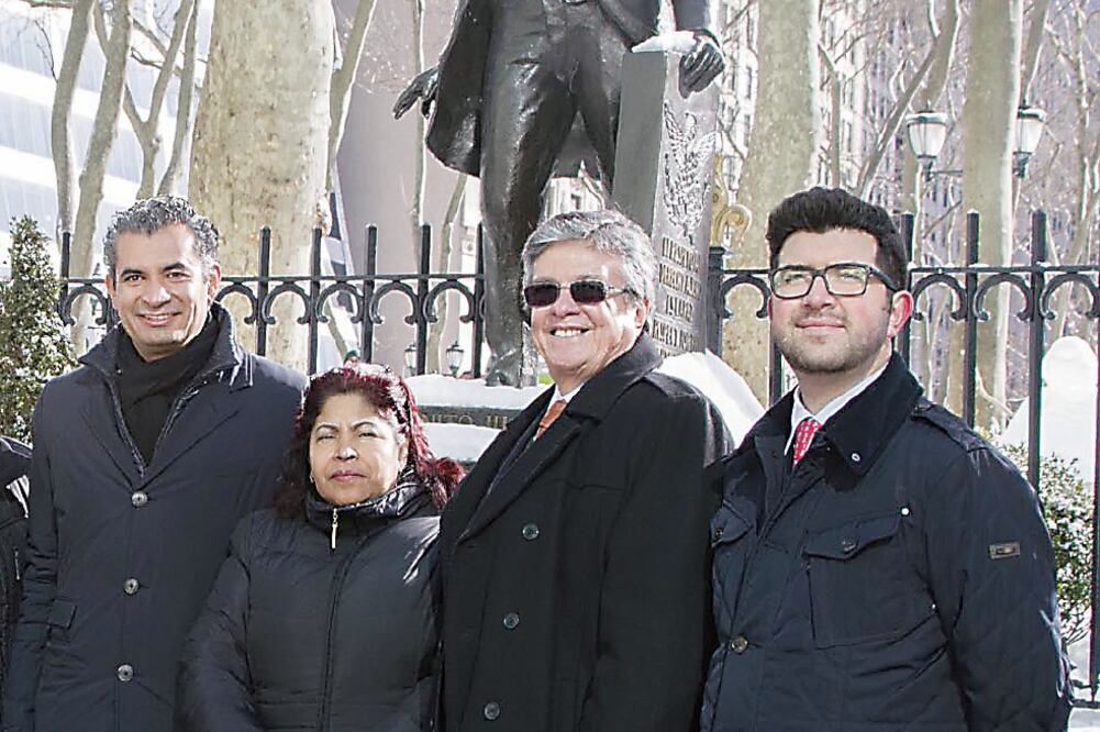 Enrique Ochoa (primero de izq. a der.) se reunió con migrantes (ARCHIVO EL UNIVERSAL)