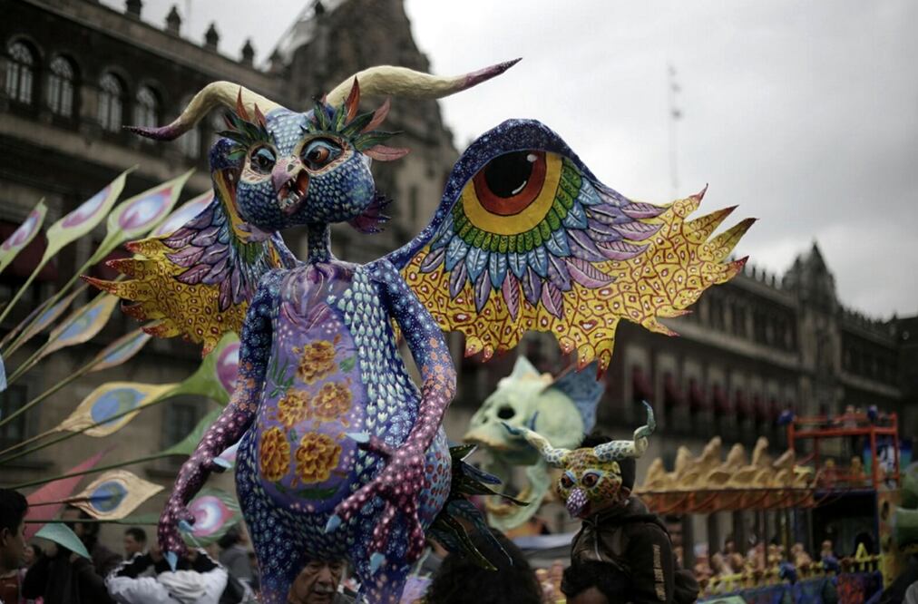 La novena edición del Desfile de Alebrijes Monumentales organizado por el Museo de Arte Popular, inició en el Zócalo capitalino. Foto: Alejandro Acosta/EL UNIVERSAL